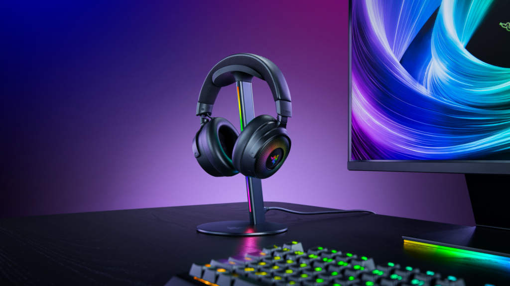 Razer Base Station V3 Chromaにヘッドセットを掛けた使用イメージ