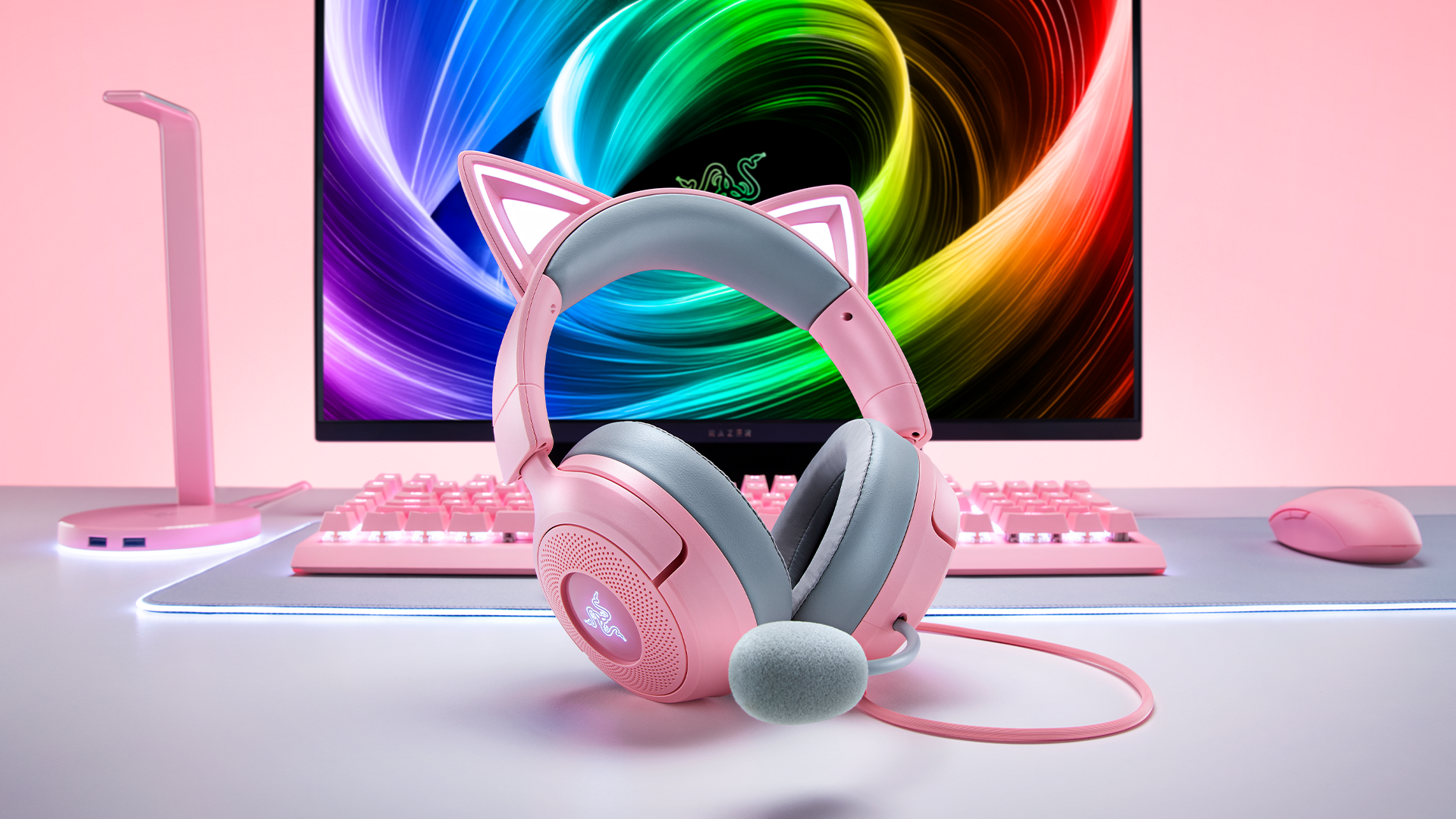 Razer Kraken Kitty V3 rosa em setup gamer