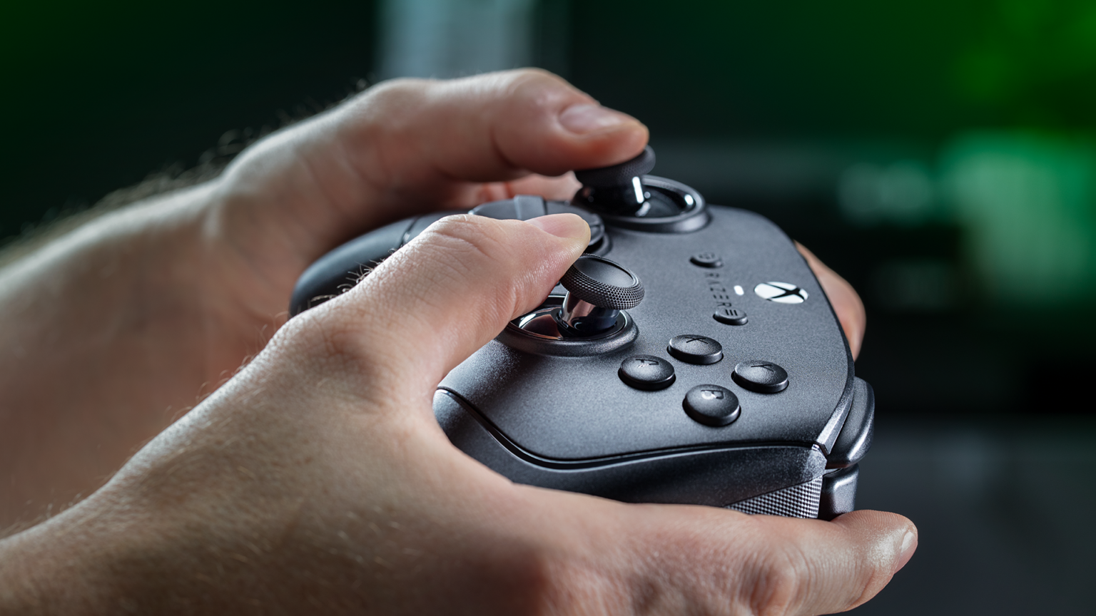 The Wolverine V4 Pro's asymmetrical thumbstick layout, powered by Razer's new capacitive sensors. Image: Razer.